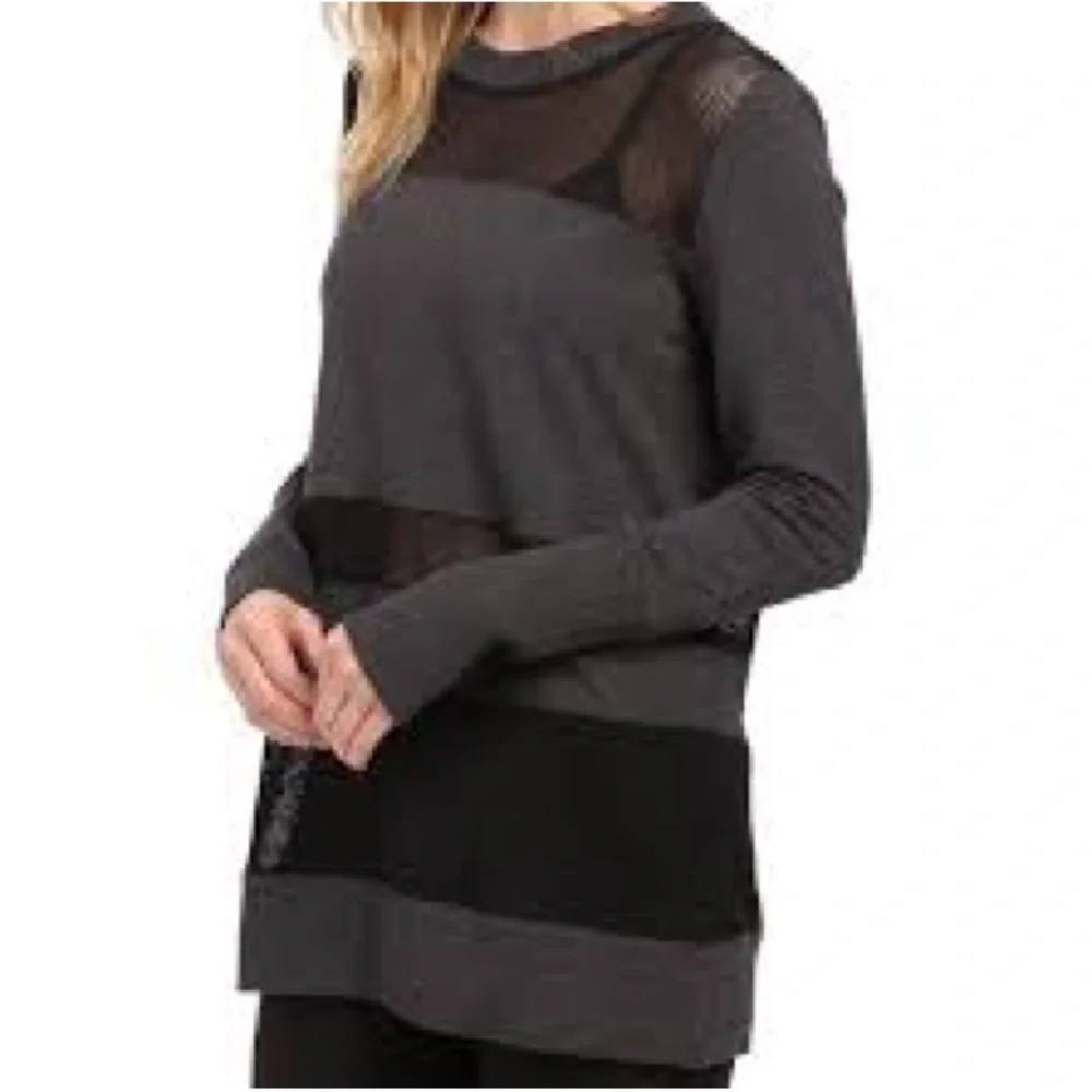 ALO Yoga Long Sleeve Crewneck Tee in Charcoal and Black